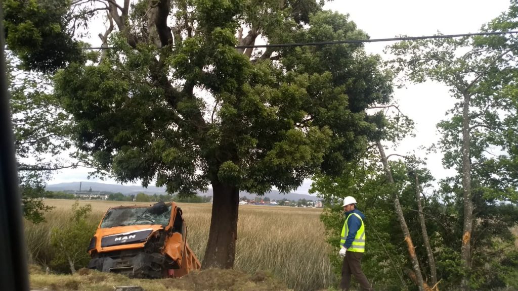 Retiro de camión volcado generó extensa congestión vehicular camino a Niebla