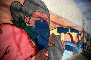 Repudio generaron rayados a mural artístico que retrataba demandas sociales en Valdivia