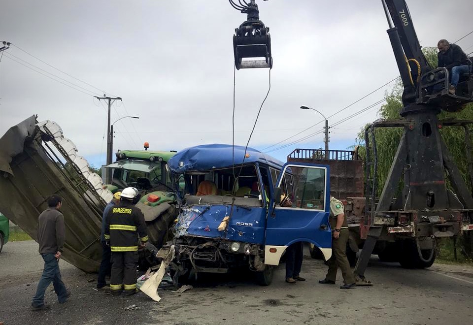 Nueve lesionados dejó choque entre tractor y minibús en ruta Los Lagos-Panguipulli