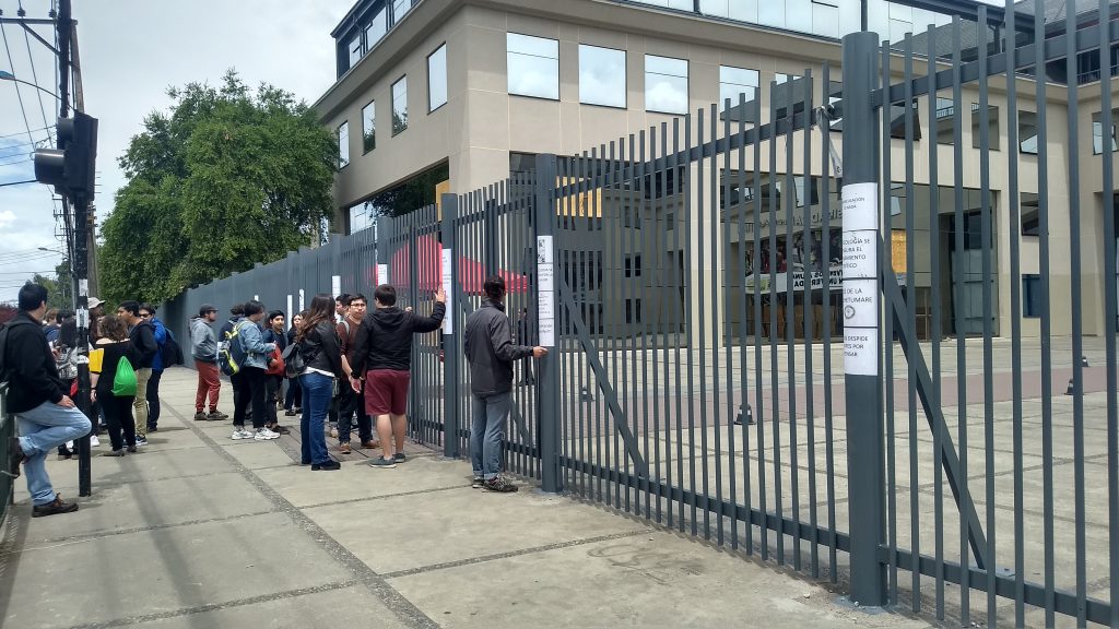 Estudiantes de la USS protestaron exigiendo la reapertura de la sede en Valdivia