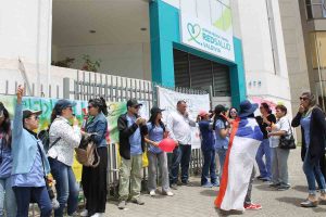 Tras ocho días de huelga trabajadores de Red Salud Valdivia siguen sin respuestas a mejoras laborales