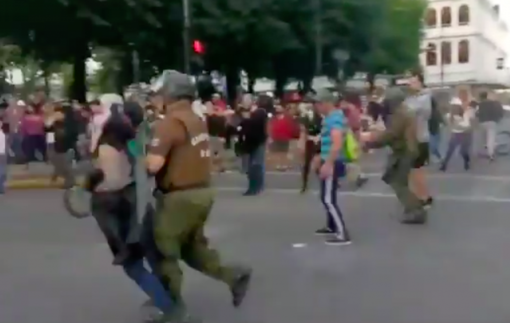 Video muestra cómo una mujer fue agredida por carabinero que la empujó con un escudo en Valdivia