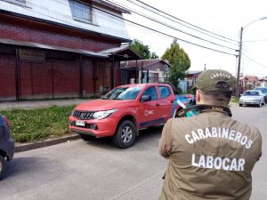 Detienen en Valdivia a conductor con armas de fuego y "miguelitos" en auto robado