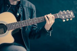 Este sábado recibirán inscripciones para participar de curso gratuito de guitarra en Valdivia