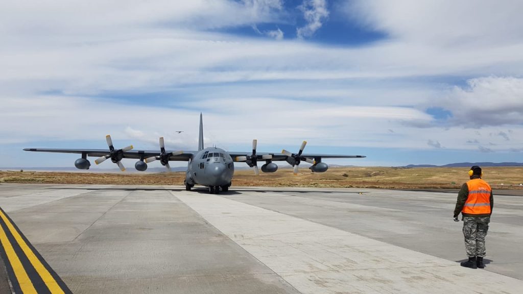 Hermana de futronino desaparecido en avión de la FACh: "No desamparen a las familias"