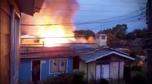 Dos incendios se registraron en Valdivia: Una mujer resultó lesionada en uno de los siniestros