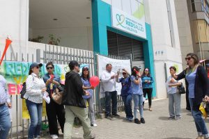 Funcionarios de RedSalud Valdivia protestaron en tercer día por mejoras laborales