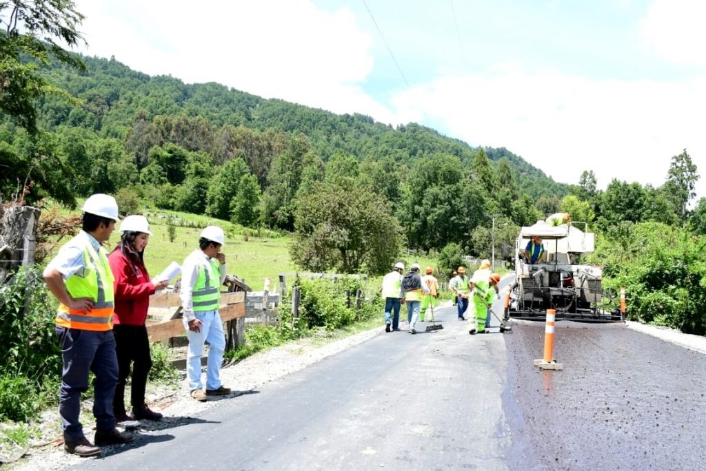 Un 60% de avance presenta asfaltado de Ruta Arquilhue-Maihue en Futrono