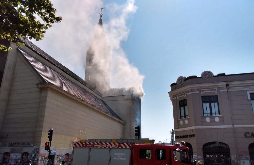 Incendio afectó techumbre de la Catedral de Valdivia: Fiscalía descartó intencionalidad