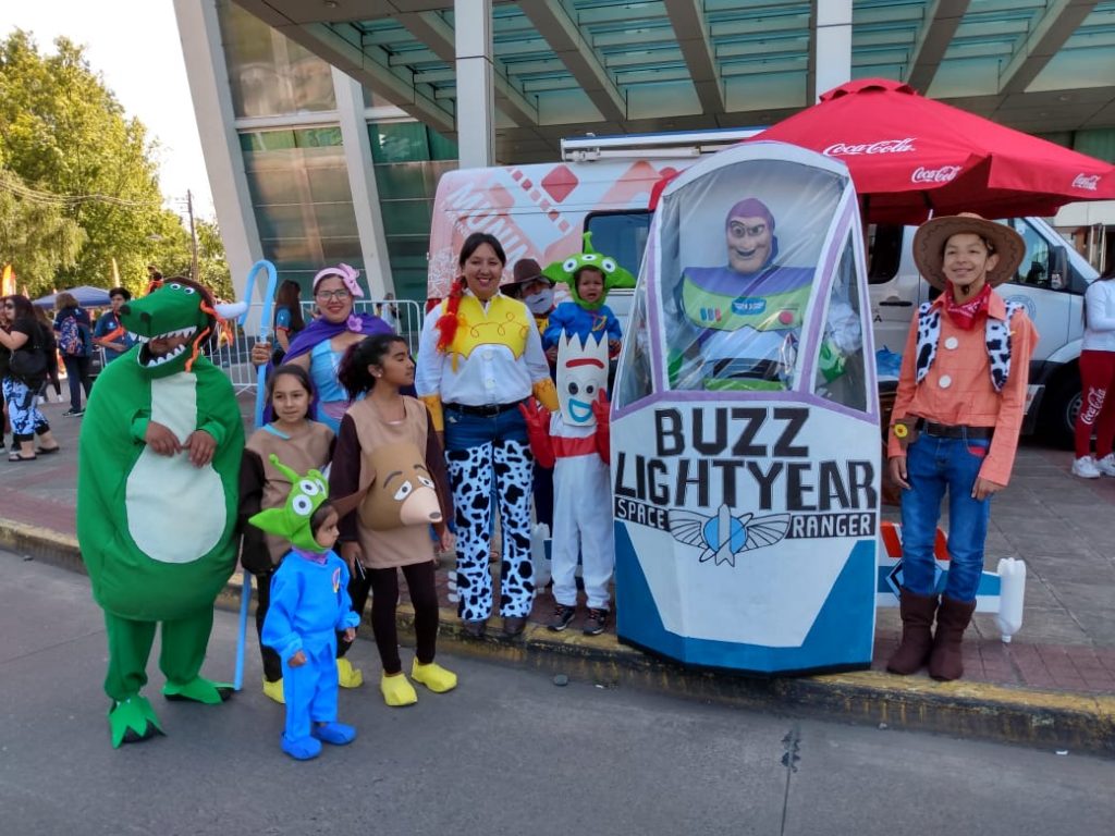 Creativos vehículos compitieron en la quinta versión de la "Carrera de Autos Locos" en Valdivia