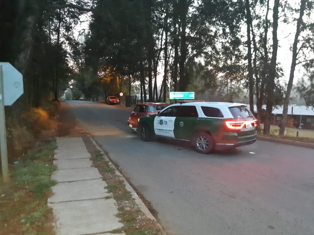 Detienen a dos hombres que robaron en FONASA de Los Lagos y chocaron a un vehículo policial