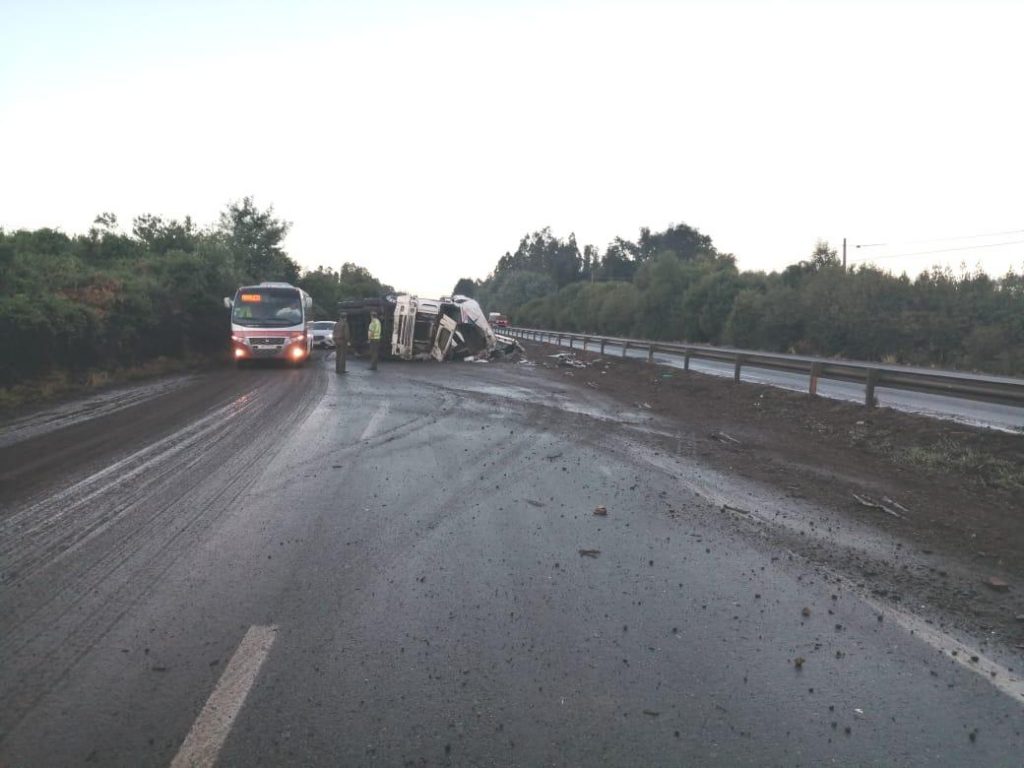 Conductor murió tras volcar camión con combustible en Mariquina