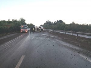 Conductor murió tras volcar camión con combustible en Mariquina