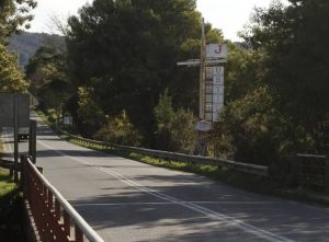 Repudian instalación de lienzo con rayados en Memorial de Estancilla en Valdivia