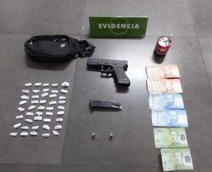 Detienen a dos adultos y un menor portando droga y un arma a fogueo al interior de un vehículo en Valdivia