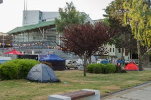 Vuelven las carpas a la Costanera de Valdivia: Municipio advierte facultad para retirarlas