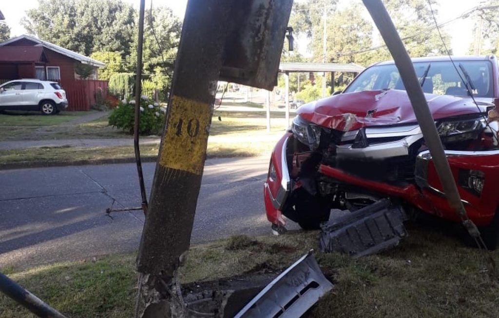 Choque de vehículo con un poste dejó a más de 250 personas sin electricidad en Valdivia