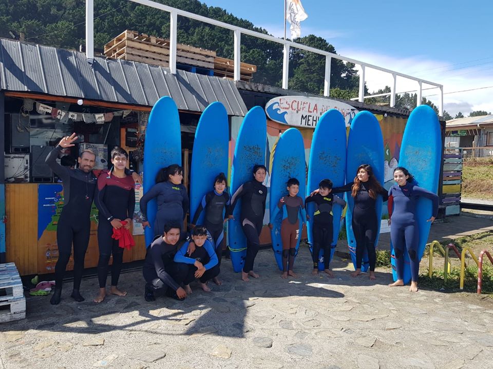 En Mehuín invitan a talleres gratuitos de surf para niños