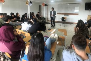 Académicos de la UACh ofrecen clases sobre el proceso constituyente a colegios de Valdivia