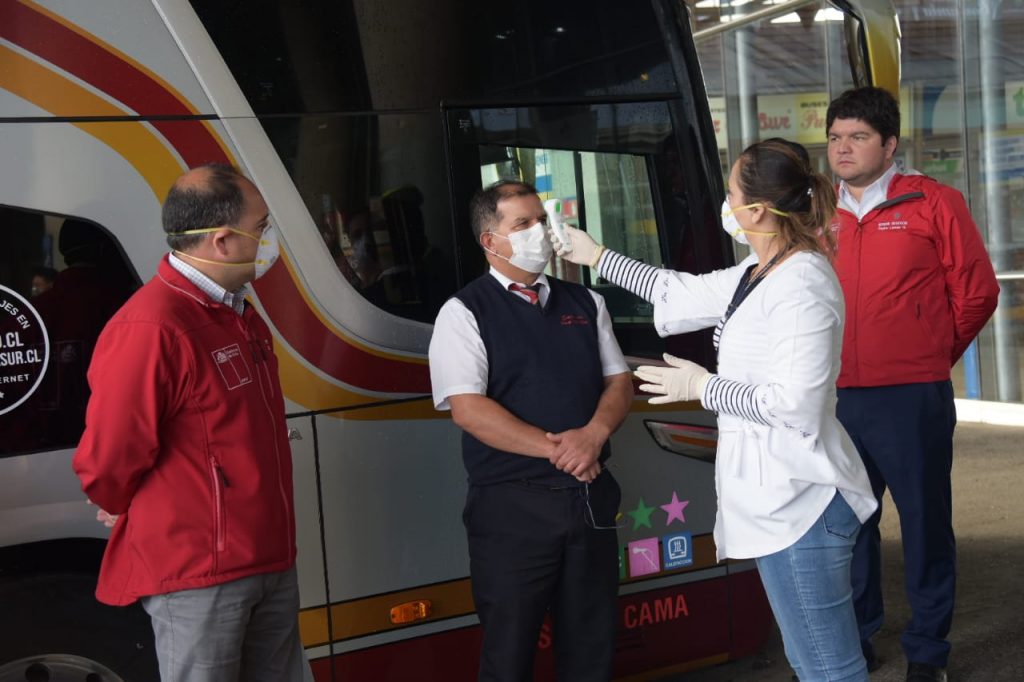 Inician controles preventivos de temperatura en Terminal de Buses de Valdivia por COVID-19