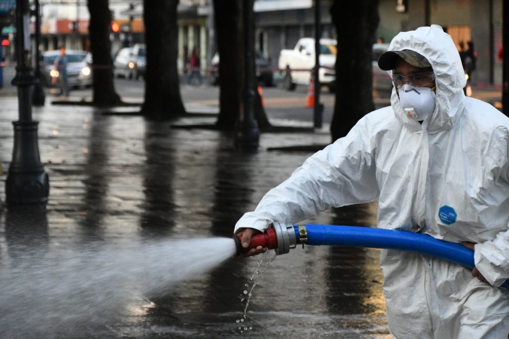 Gobierno en Los Ríos le quita piso a efectividad de sanitización de calles: "Es baja y complementaria"