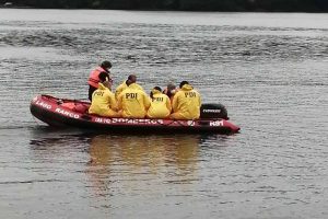 Buzos de la PDI perician embarcación donde murieron seis pescadores en Corral