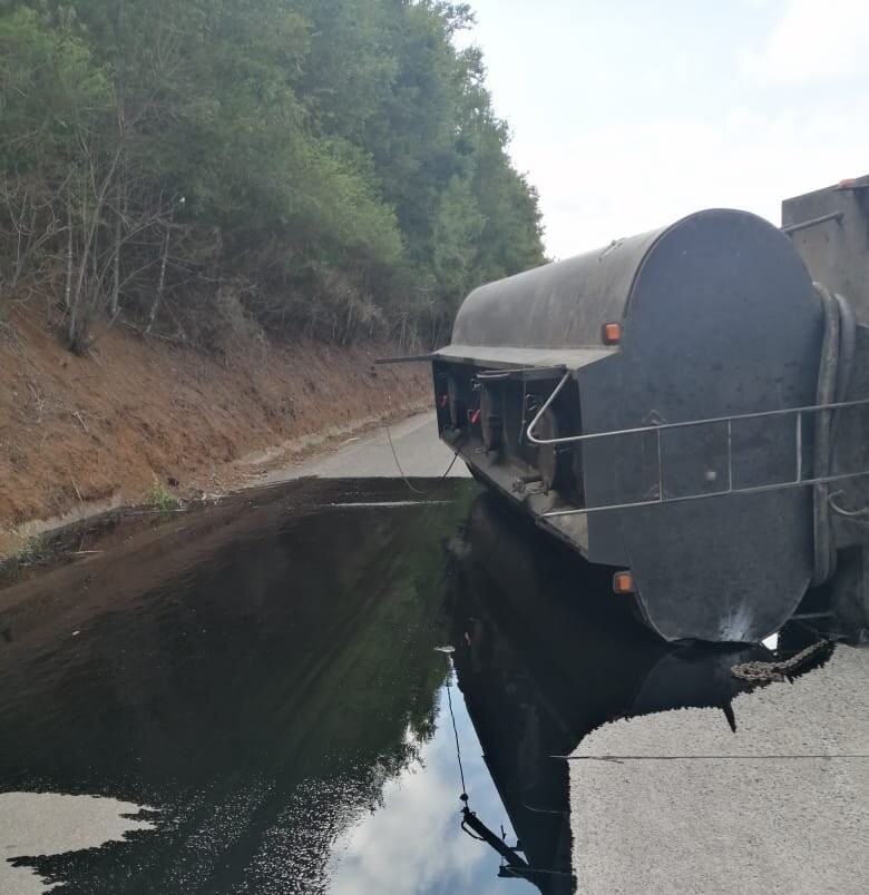 El carro de un camión cargado con aceite volcó en cercanías de Máfil