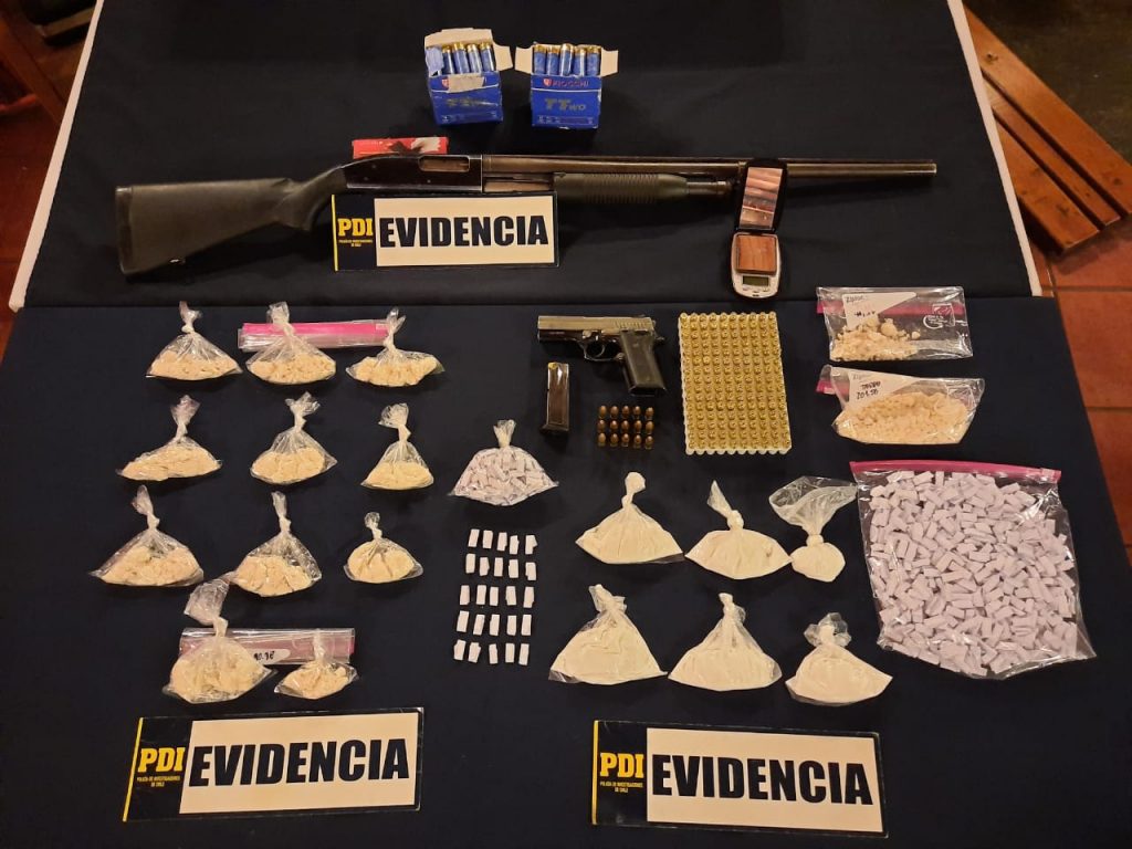 Detienen a tres hombres con casi un kilo de cocaína y armamento en Valdivia