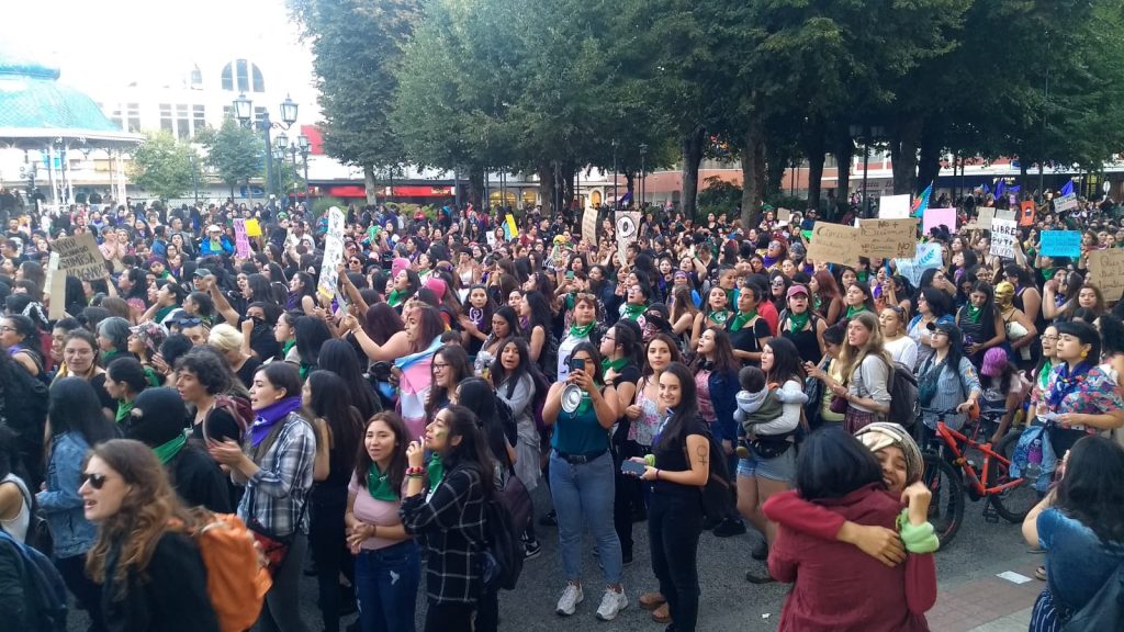 Miles de mujeres se unieron a marcha por huelga feminista en Valdivia