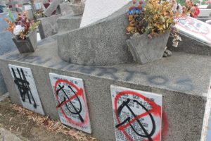 Valdivia: Desconocidos vandalizaron memorial de detenidos desaparecidos y ejecutados en dictadura