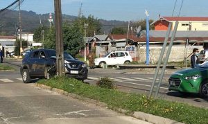 Vehículo terminó incrustado en poste del alumbrado público en Valdivia: Tenía impactos de bala