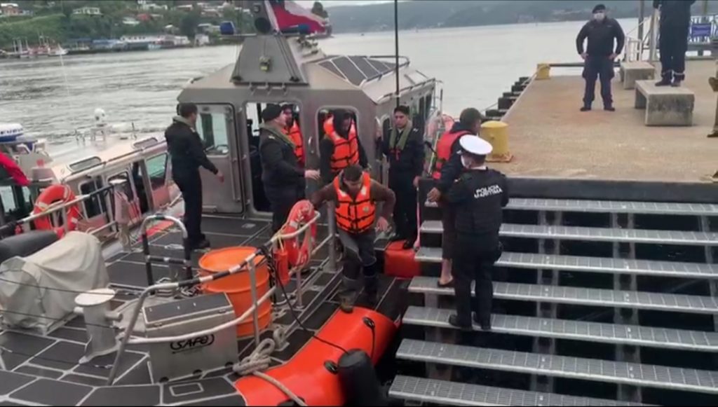 Embarcación pesquera naufragó en Corral: Tripulación fue rescatada con vida