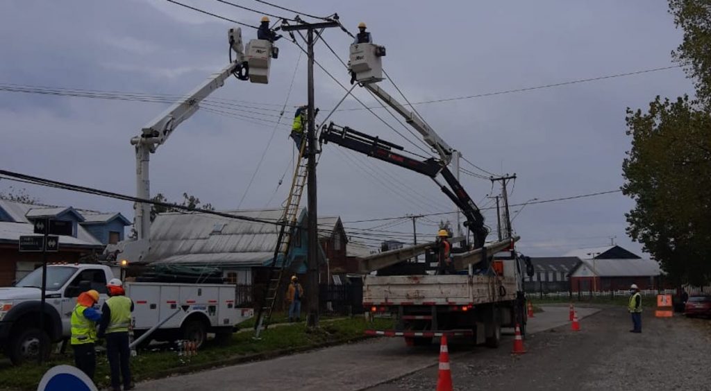 Más de 500 clientes quedaron sin electricidad debido a poste chocado en Valdivia