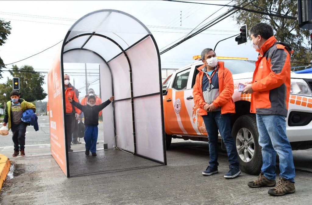 Valdivia: Instalan primer túnel sanitizador en feria libre del sector Menzel