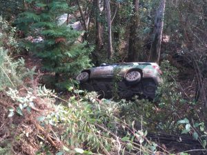 Dos carabineros lesionados dejó volcamiento de vehículo policial en la ruta costera de Valdivia