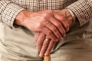 Corte de Valdivia ordena prisión preventiva de hombre acusado de golpear a su padre de 85 años