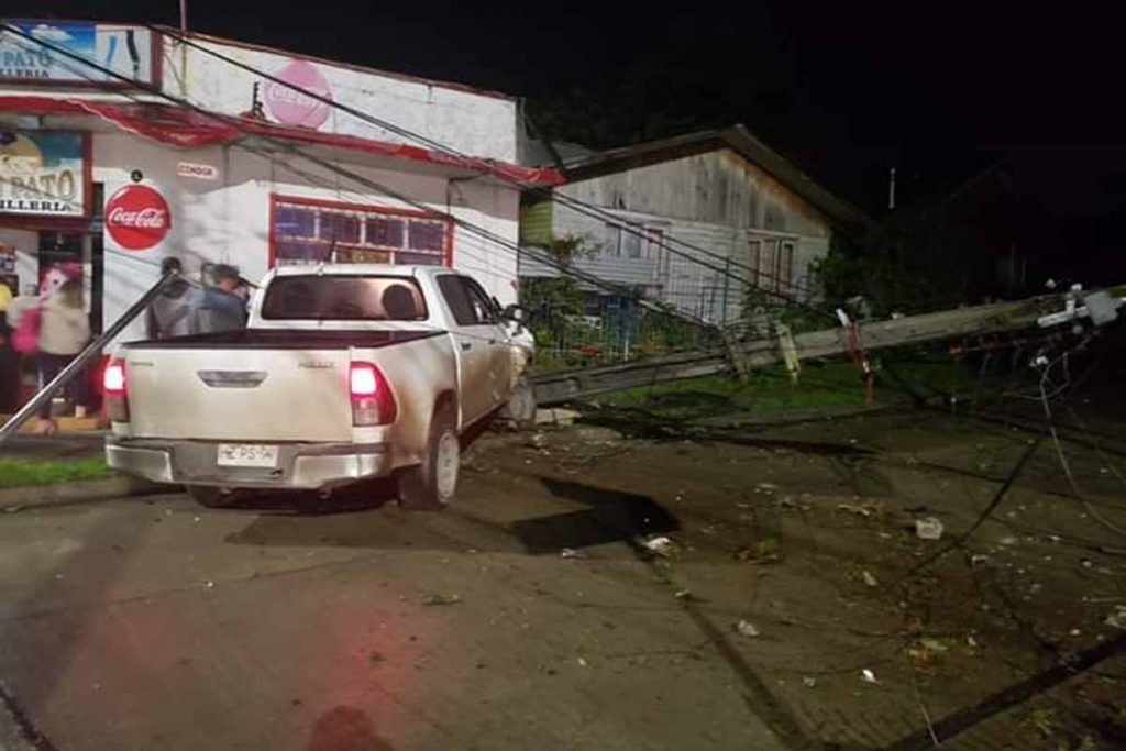 Camioneta derribó un poste en avenida Pedro Montt de Valdivia