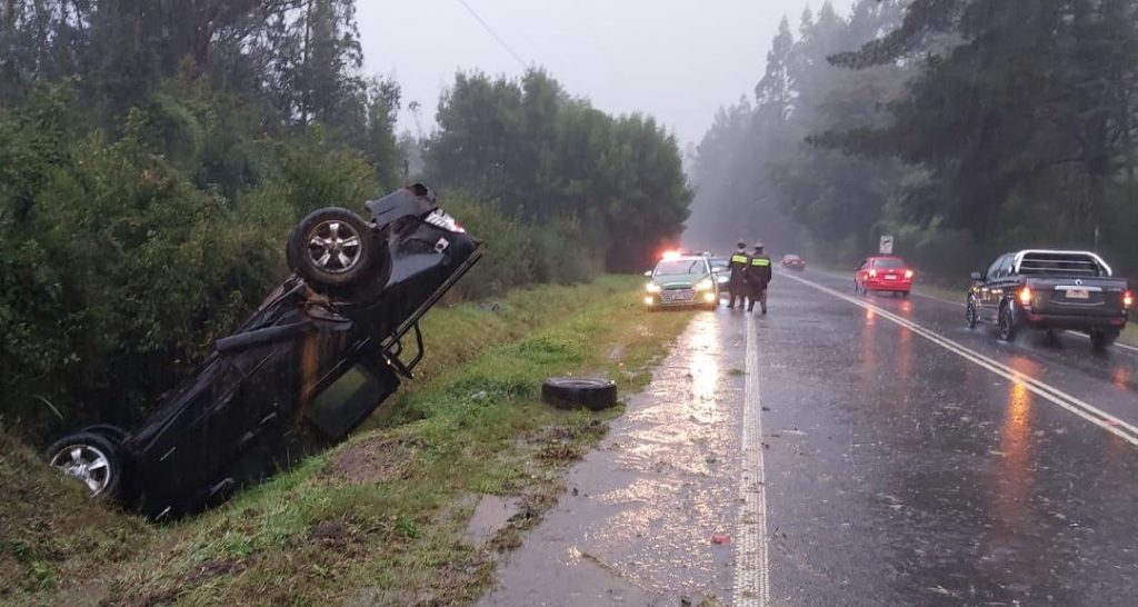 Dos lesionados dejó el volcamiento de una camioneta en ruta Valdivia-Paillaco