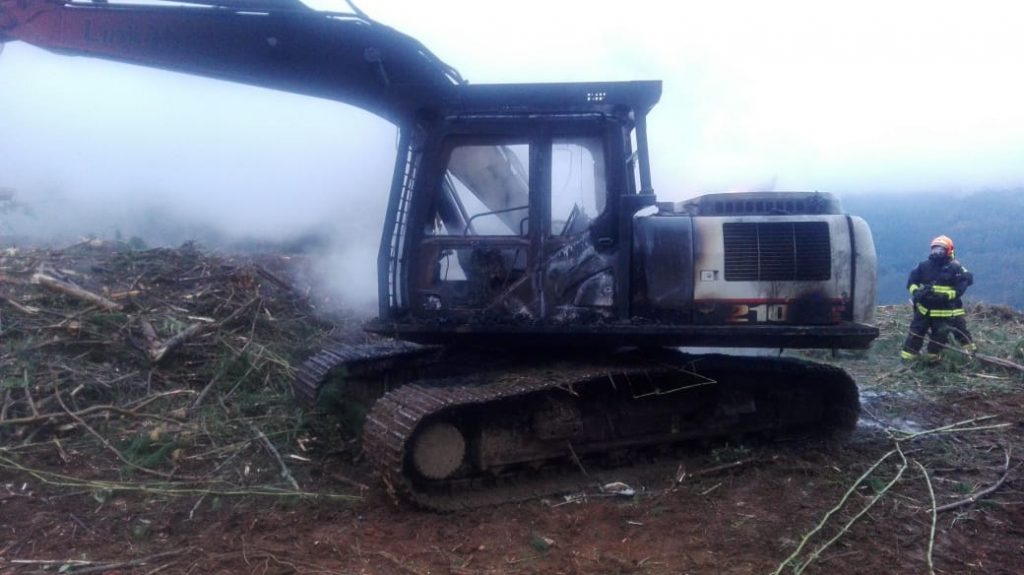 Los Ríos: Investigan ataque incendiario que afectó a maquinaria en un predio forestal