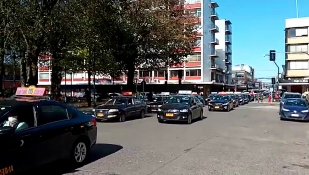 Colectiveros y taxistas protestaron por las calles de Valdivia exigiendo bono por crisis sanitaria