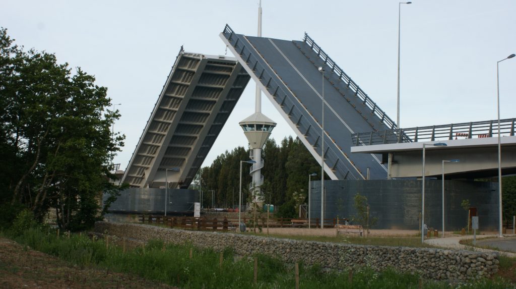 Este viernes abrirán los tableros del puente Cau Cau para una nueva revisión estructural