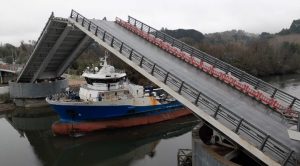 Este martes realizarán nueva apertura programada del Puente Cau Cau para el paso de una embarcación