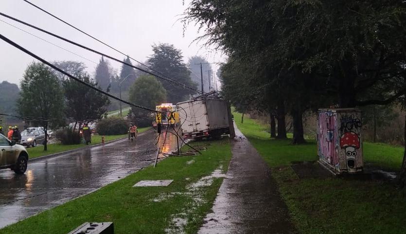 Choque a poste y tendido eléctrico dejó sin luz a más de un centenar de clientes en sector Regional de Valdivia