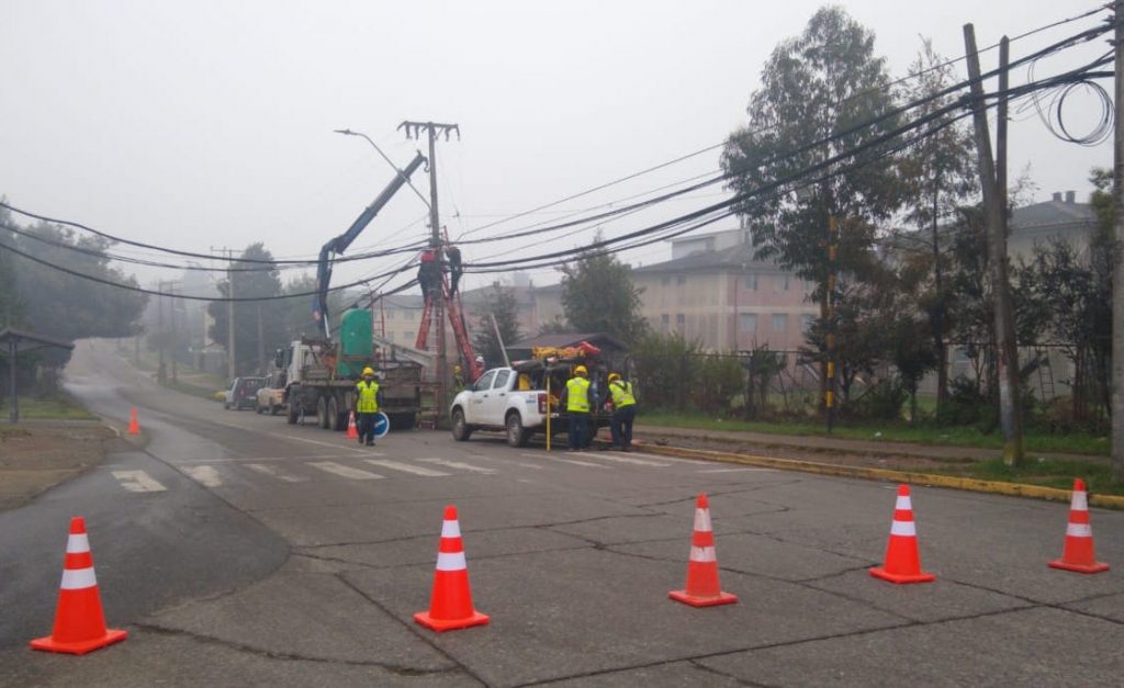 Tras choque de poste al sur de Valdivia: 2.500 clientes quedaron sin suministro eléctrico