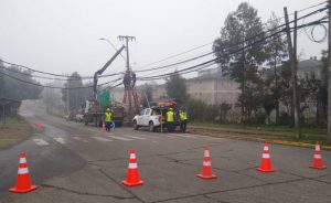 Tras choque de poste al sur de Valdivia: 2.500 clientes quedaron sin suministro eléctrico