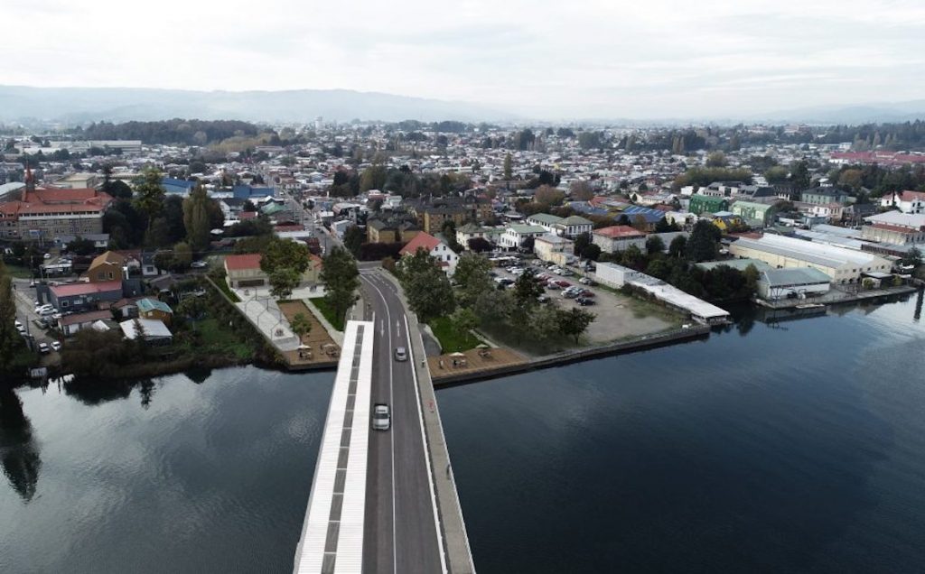 Alcaldesa Amtmann por nuevo retraso de puente Cochrane: "Es urgente de resolver"