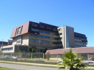 Exigen mejoras salariales: Trabajadores externos del Hospital Base de Valdivia inician huelga este lunes