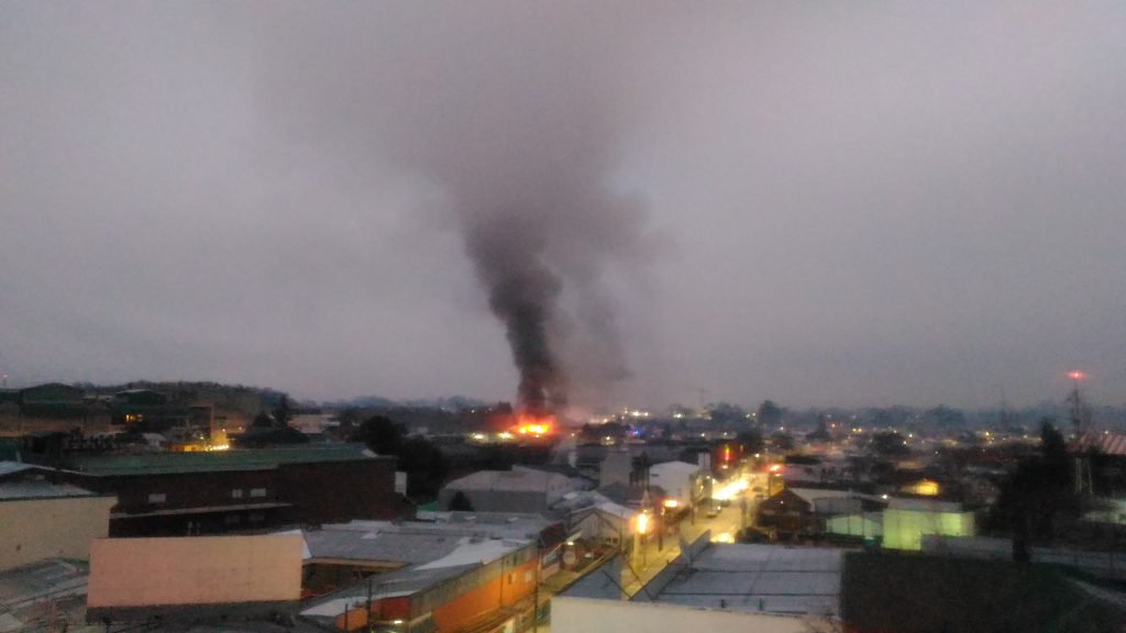 Incendio dejó un lesionado y cinco viviendas afectadas en calle Aníbal Pinto de Valdivia