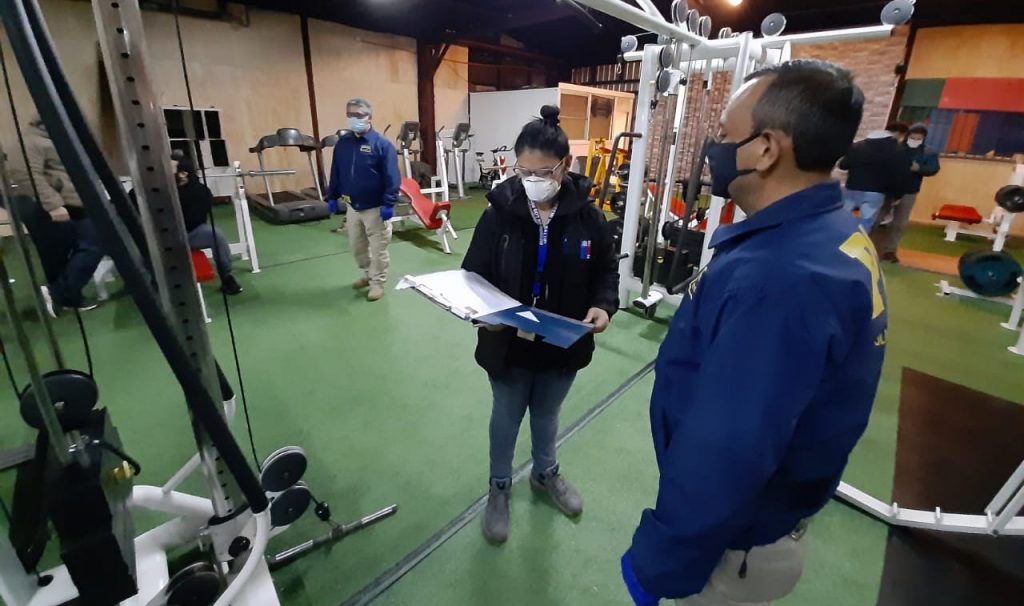 Detienen a cinco personas en un gimnasio de Valdivia por incumplir medidas sanitarias