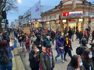 Con cacerolas y pancartas valdivianos celebraron la aprobación de proyecto de retiro del 10% de las AFP